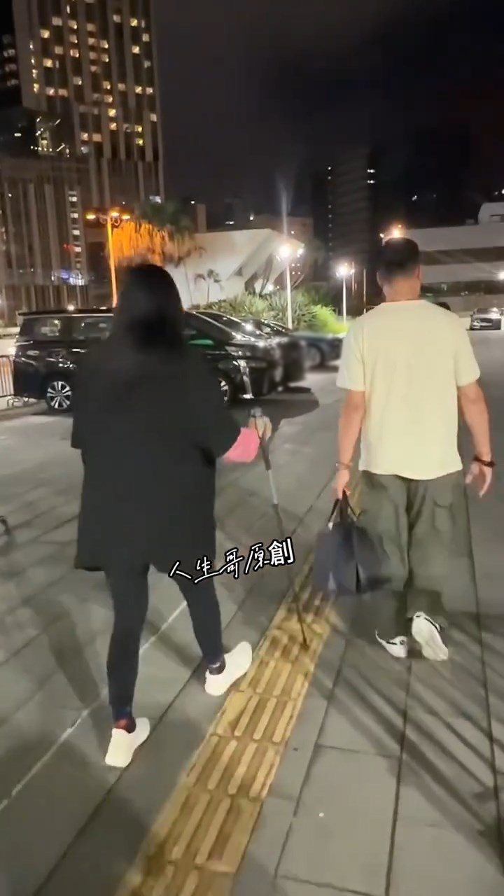 李珊珊行走速度緩慢。