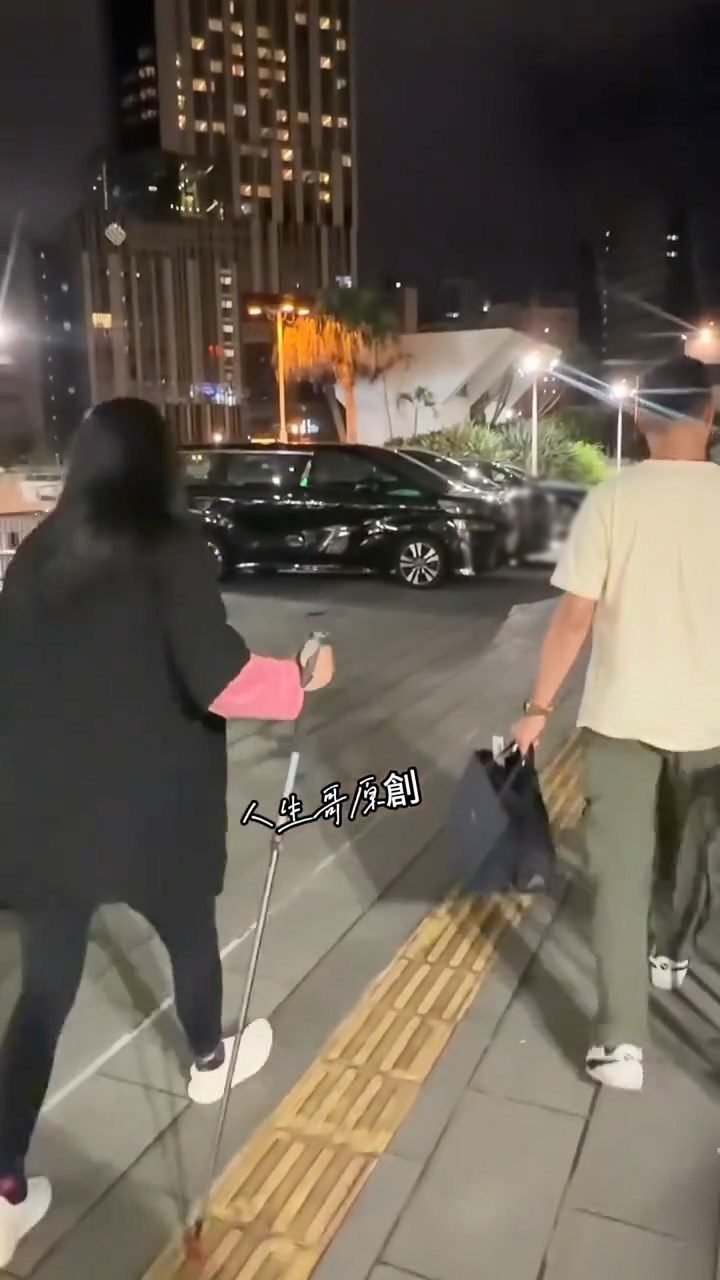 李珊珊的雙腿十分纖幼。