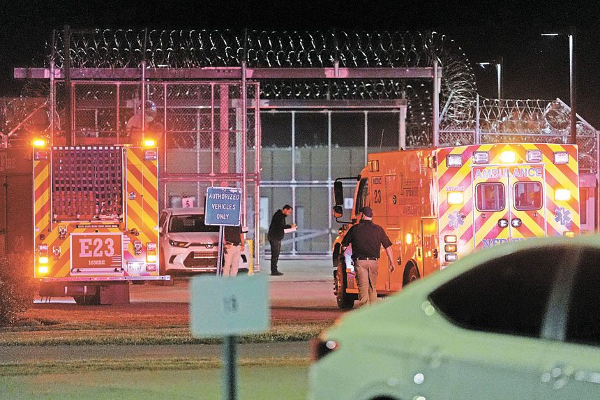 派克的死刑9月30日被中止後，急救車輛駛進監獄。 美聯社