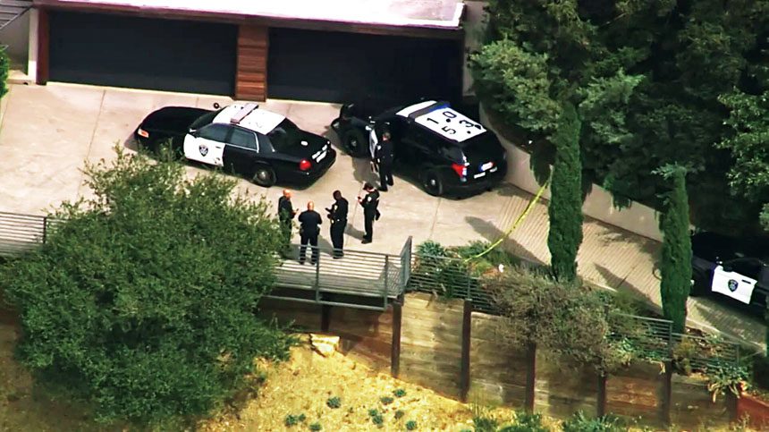 屋崙山上寧靜社區發生槍殺案,警員封鎖現場。CBS電視畫面