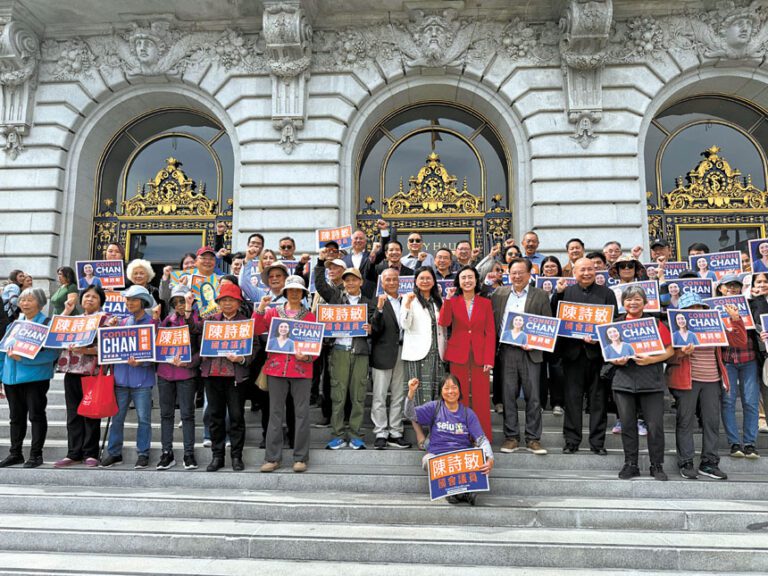 陳詩敏（前排紅衣）與亞太裔政界、社區及勞工代表在市政廳台階為競選國會議員造勢。 記者蘇婕雅攝