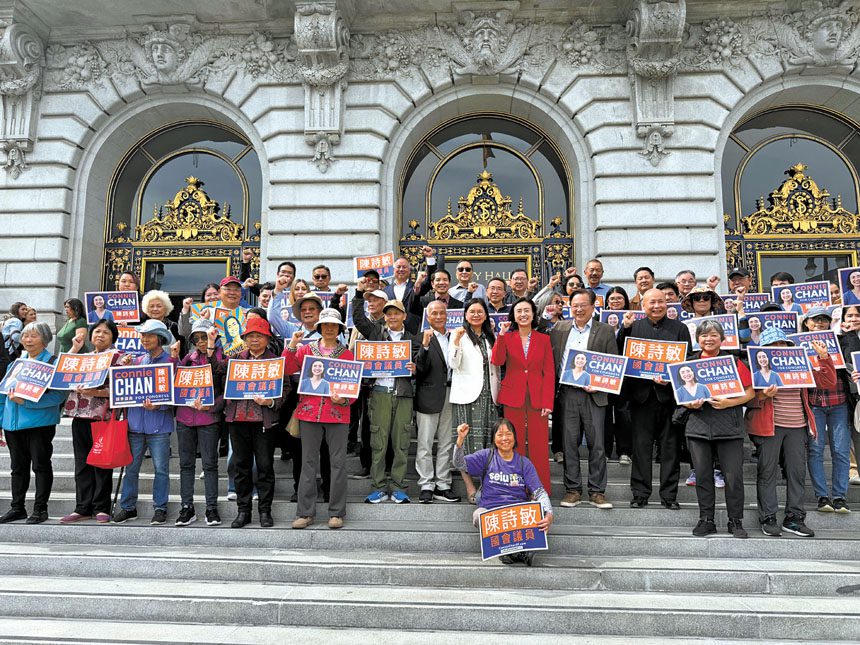 陳詩敏（前排紅衣）與亞太裔政界、社區及勞工代表在市政廳台階為競選國會議員造勢。 記者蘇婕雅攝