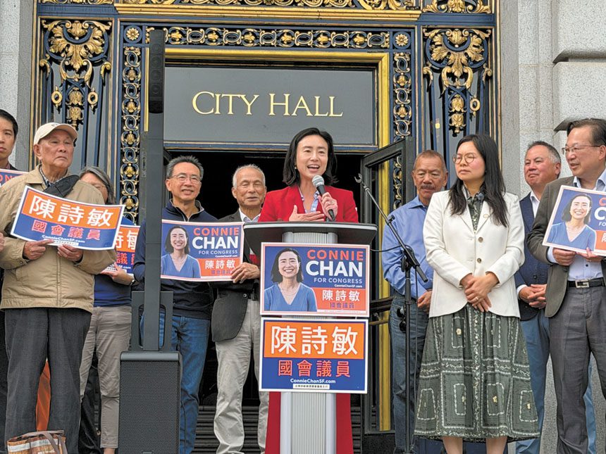 陳詩敏在市政廳前舉行的亞太裔選民動員活動上呼籲11月3日投票。記者蘇婕雅攝