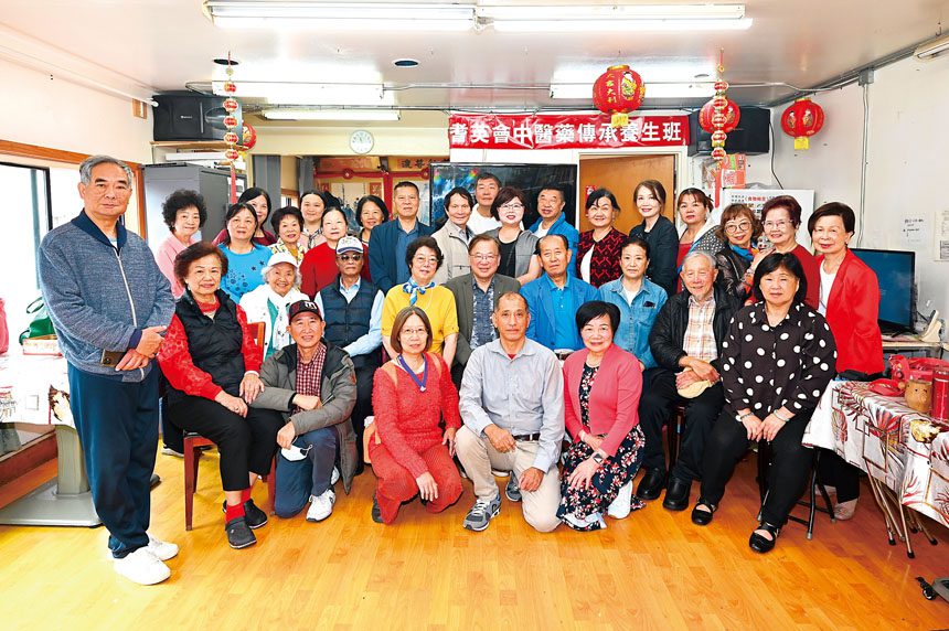 藥食同源聯盟董事長劉源凱(中排右五)與參加首期「耆英中醫藥傳承養生班」的醫生、耆英會會長葉坤玲(中排右六)及會員合照。馬紅兵攝