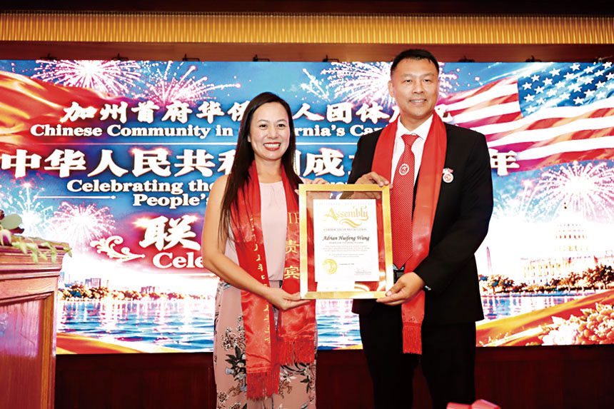 加州州眾議員斯蒂芬妮˙阮(Stephanie Nguyen)代表議會向慶祝會首席執行主席王繪灃頒發獎狀。Raymond攝影