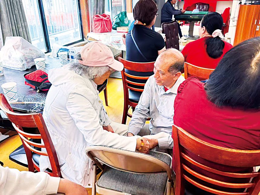推拿醫師江偉為92歲耆英患者做推拿治療。馬紅兵攝