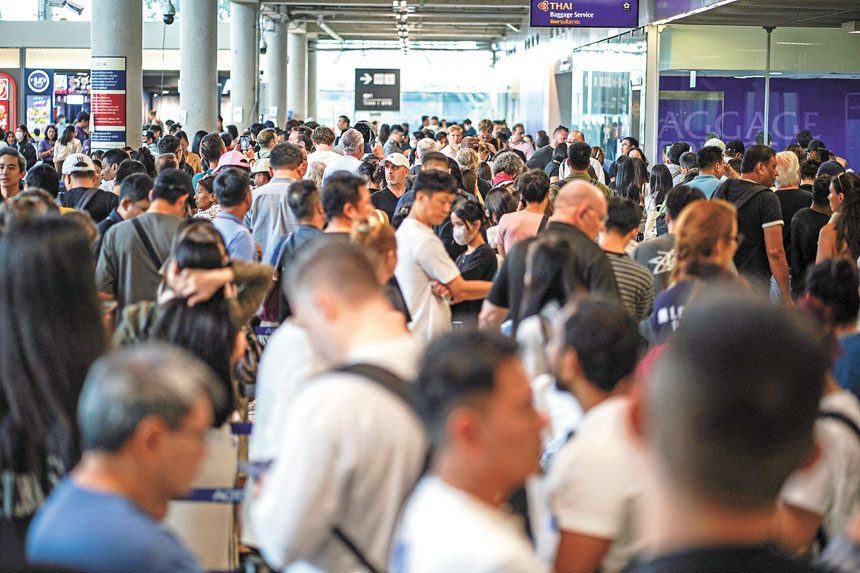 泰國從9月末因暴雨引發的水災,令機場航班延誤,國際旅客受到很大影響。路透社