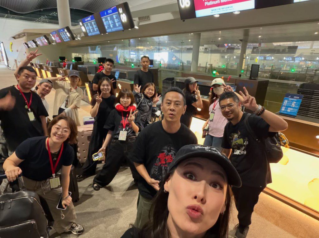 梁洛施與男友馬浴柯及《重生2》團隊出發路演，在機場開心自拍。