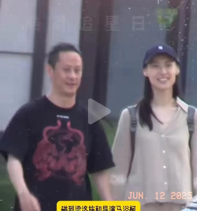 梁洛施與男友馬浴柯在街頭十指緊扣。