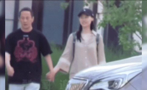 梁洛施一臉甜蜜，依偎在旁。