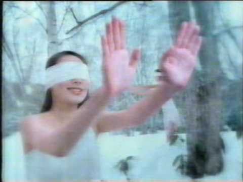 2002年與謝霆鋒合作拍攝廣告，當時梁洛施僅13歲。