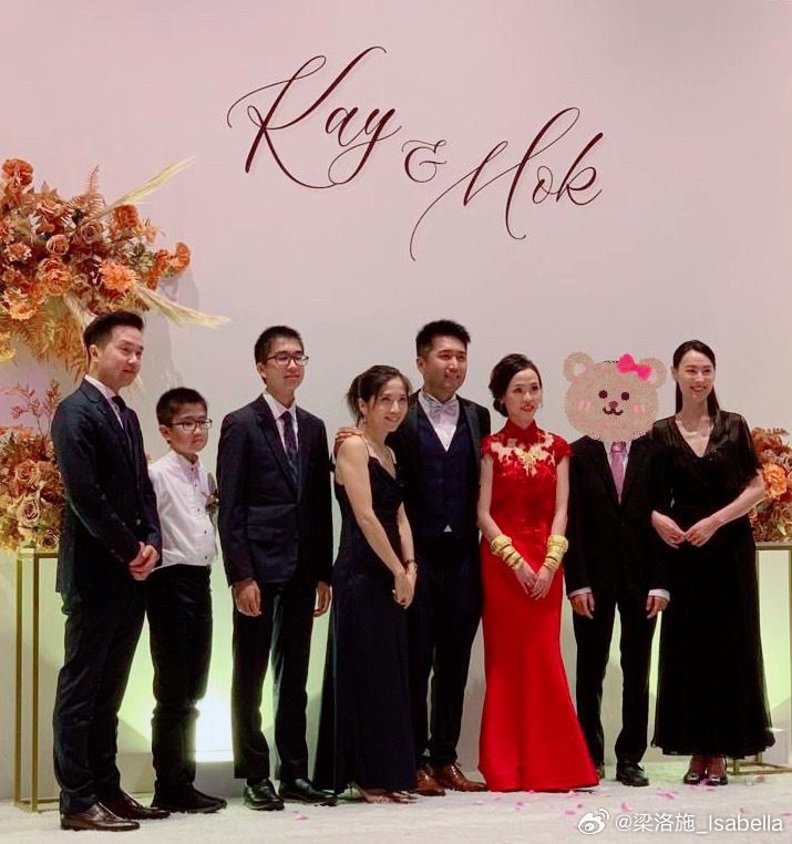 梁洛施曾與兒子出席友人婚宴，照片中她疑撓著大仔李長治合照，可見兒子身高已到母親眉間。