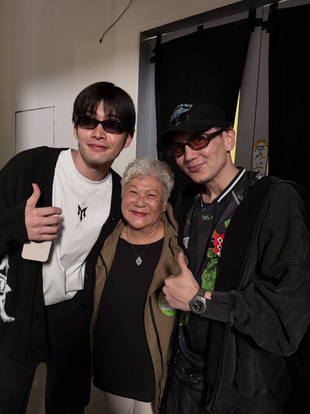 余文樂的母親亦有同行前往探班。