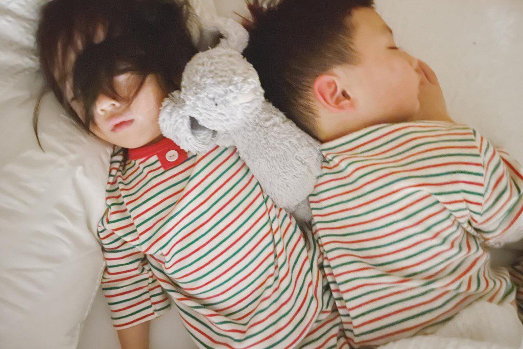 余文樂女兒的正面被頭髮遮蓋。