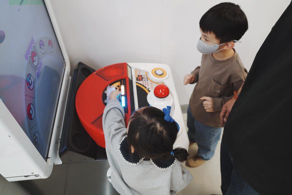 余文樂教導子女玩電子遊戲。