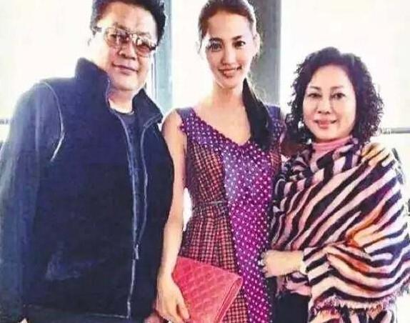 王棠云的父親王東生是全球最大皮帶廠「亞美集團」的總裁。