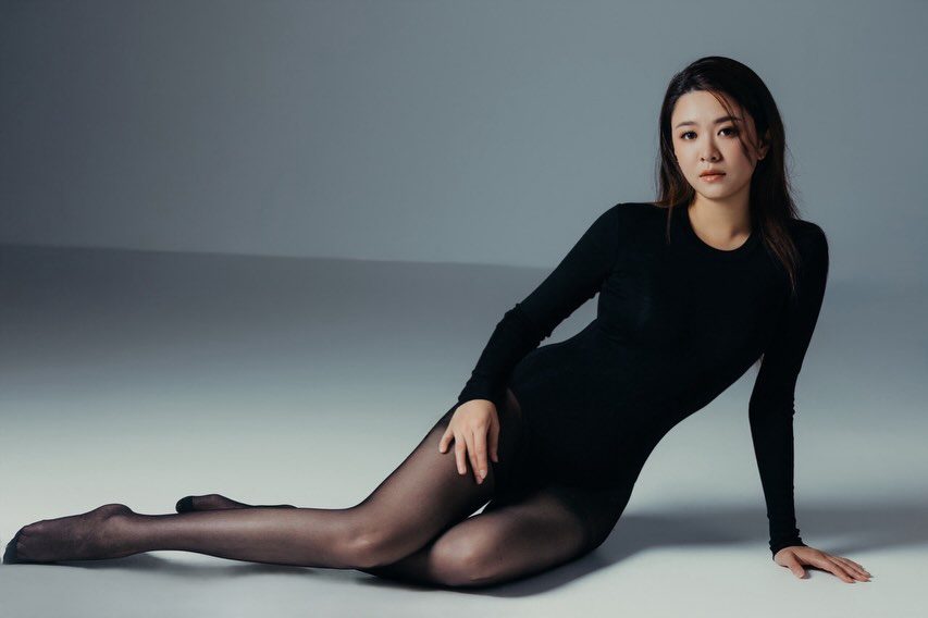 穿上黑絲襪的江嘉敏,展示出一雙修長美腿,相當引人注目!
