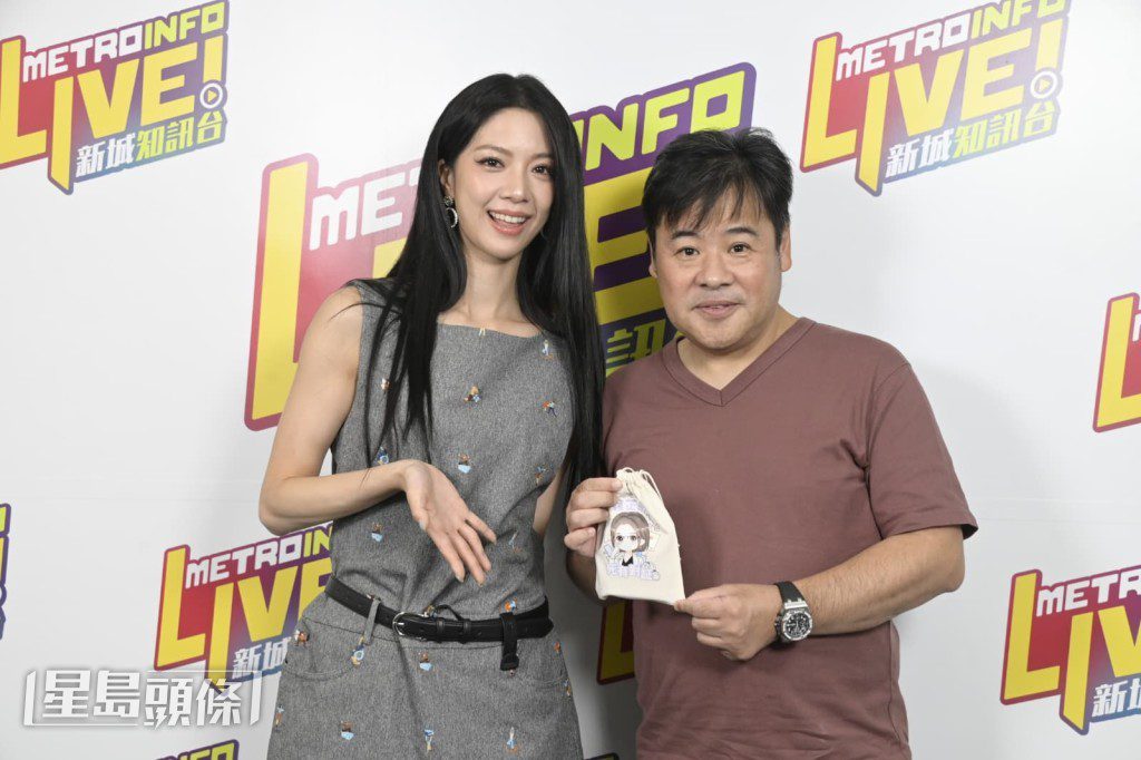 韋家雄稱讚陳曉華有心思,準備了粉絲製作的急救禮物包送給他和主持人。