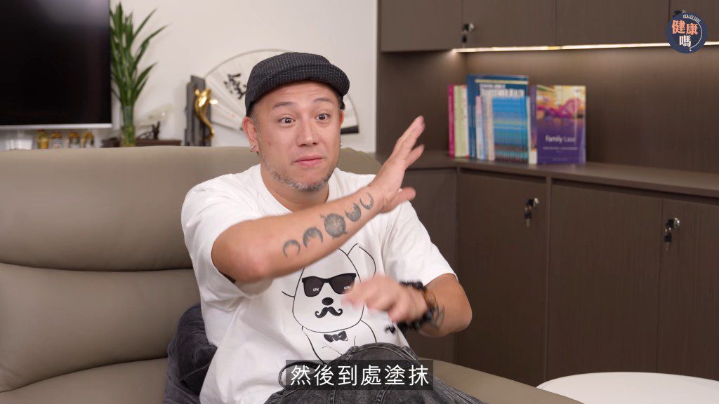 張致恒還原二兒子把大便抹到「滿牆都是」的情景。(影片截圖:《健康嗎》)