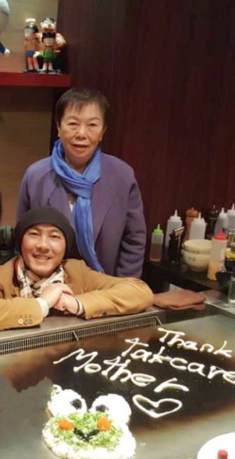 張衞健爸爸後來出軌拋妻棄子，張媽媽獨力照顧三子成長，媽媽的辛苦他都看到眼內。