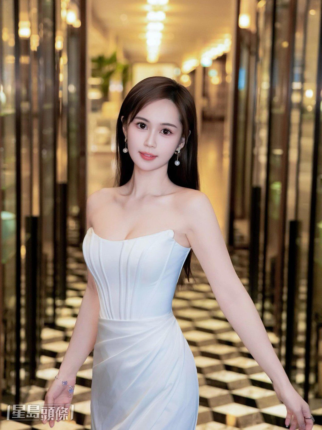 另一位以「隱藏女神」姿態登場的,是港姐季軍梁超怡。