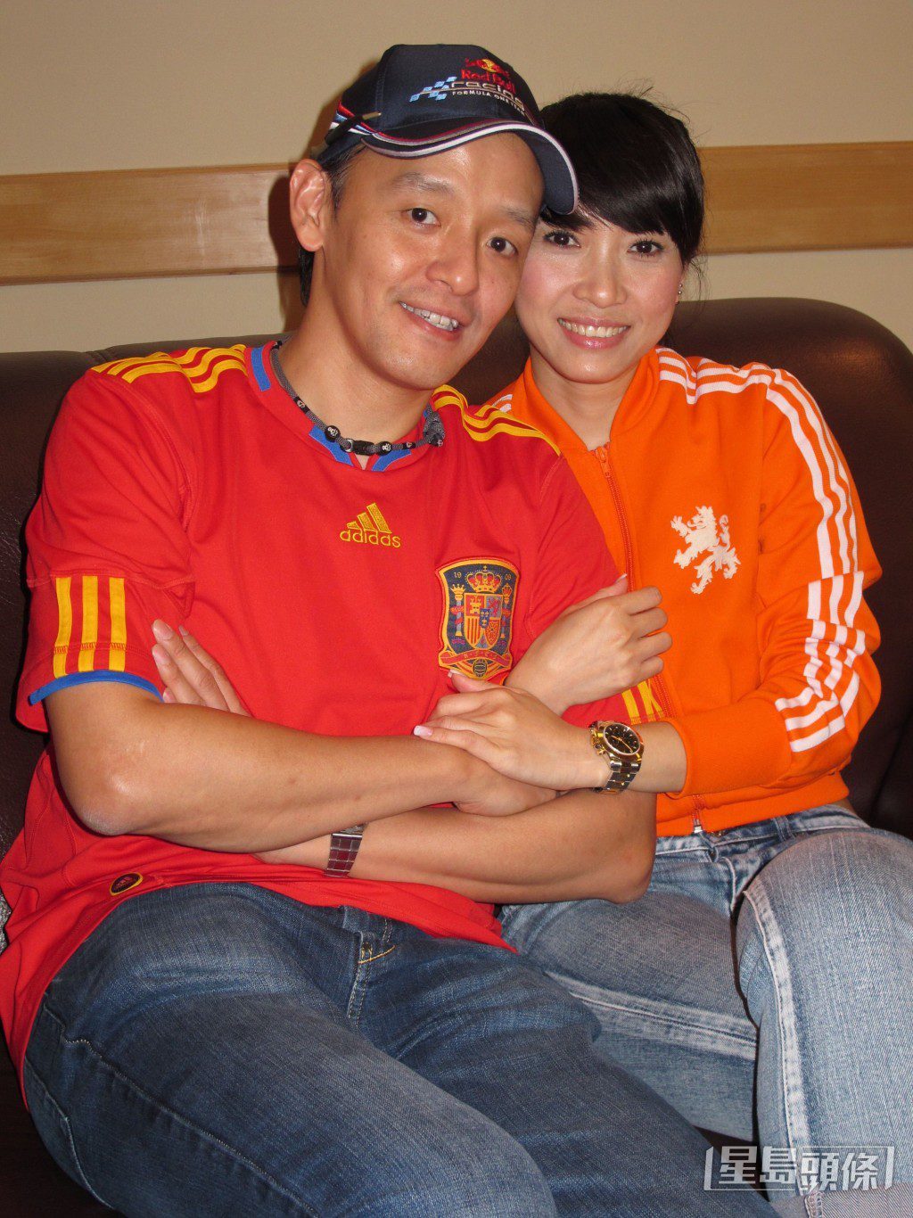 陳欣欣當年宣布與何輝閃婚時,臉上洋溢幸福笑容。
