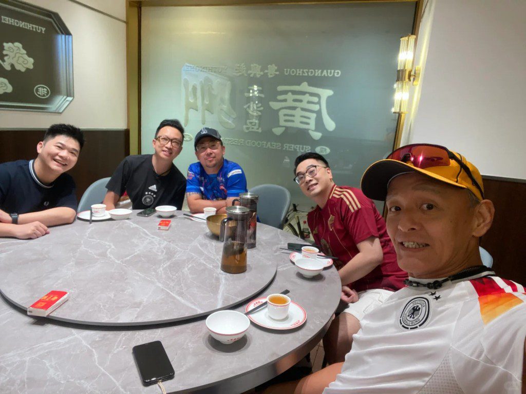 足球評述員陳文森日前與何輝及多位朋友聚餐暢談。