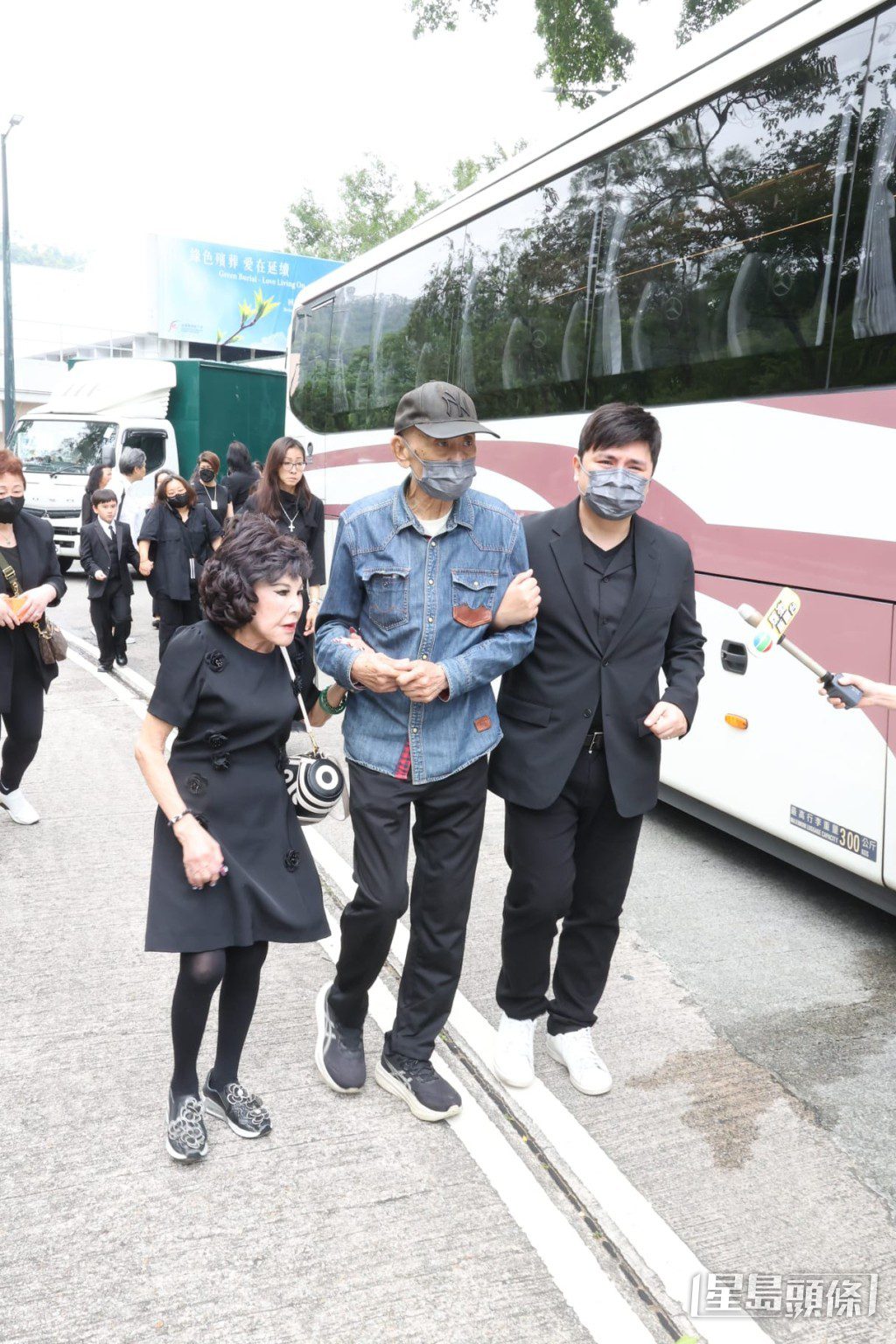 李泳豪全程在李家鼎身邊攙扶,並指父親「佢今日講不到嘢」。