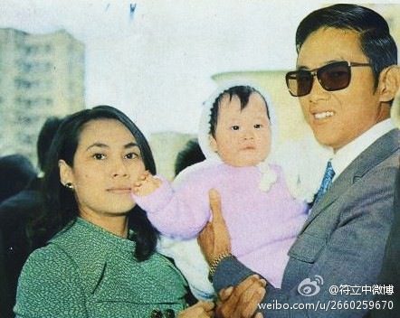 王馨平童年時與母親林翠、父親王羽的溫馨合照。（網上圖片）