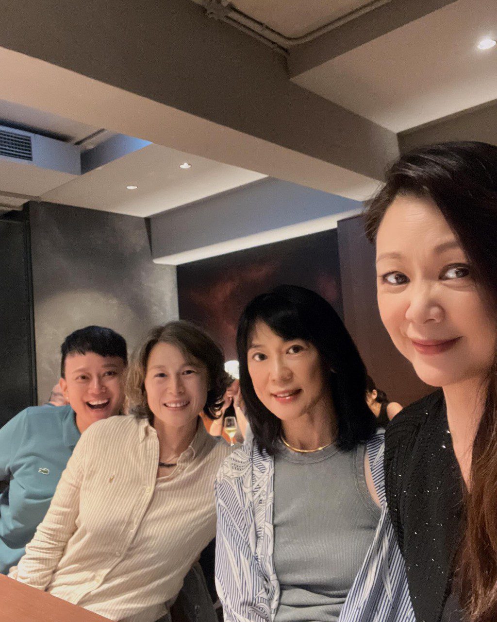 王美怡（右二）婚後選擇定居加拿大生活。