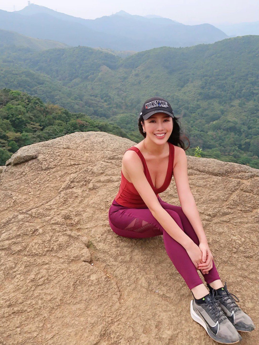 崔碧珈席地而坐,貼身深紫色瑜珈褲完美勾勒出修長美腿與S形曲線。