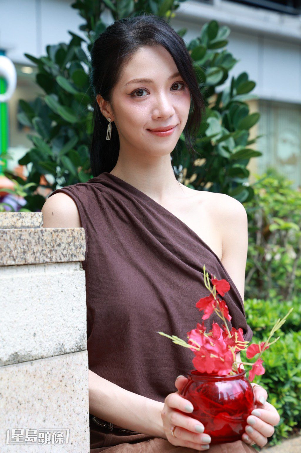 Hera笑說回看三年前的自己，劇中的她臉蛋較圓潤，戴上圓框眼鏡的造型也很可愛。