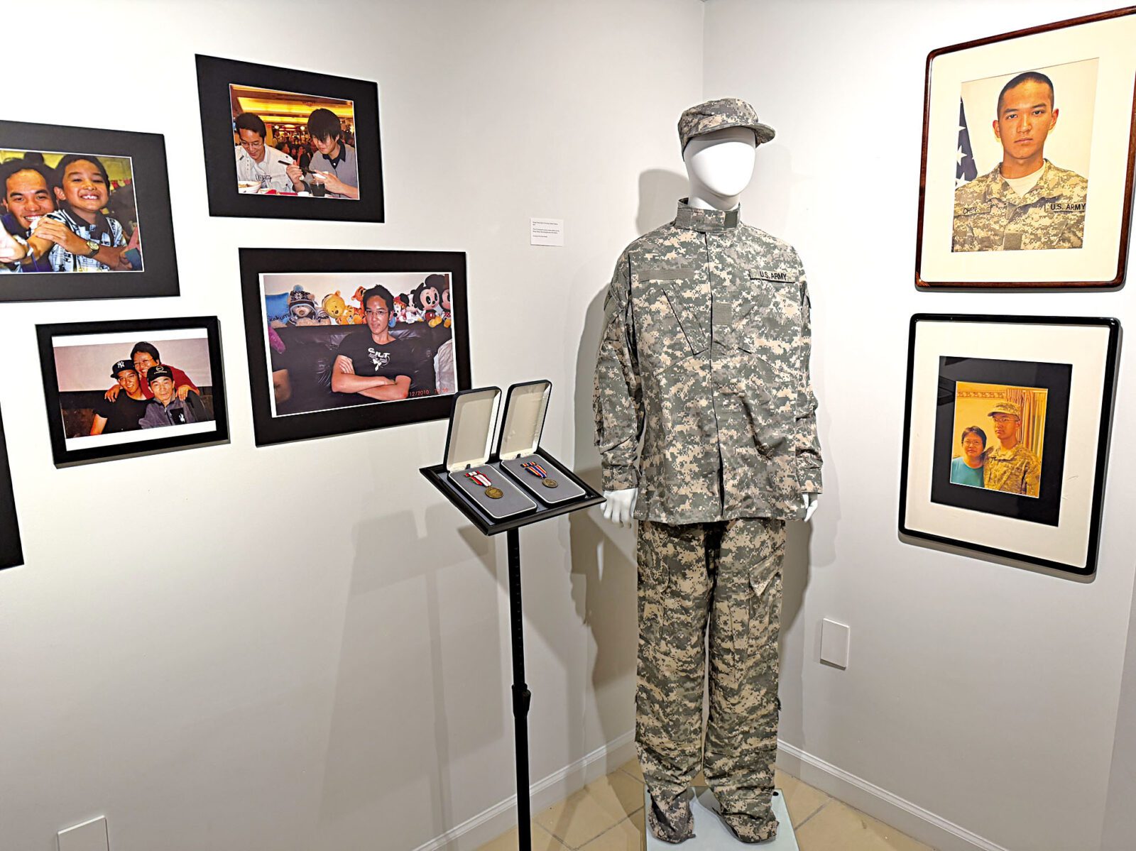 陳宇暉兒時的照片及曾經穿過的軍服也是展覽一部份。