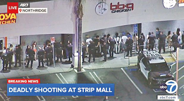 北嶺一間購物中心內發生槍擊事件，造成至少兩人死亡，警方在場調查。ABC 7
