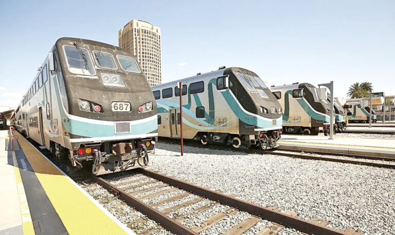 南加州區域通勤鐵路Metrolink周一起調高票價，是13年來首次全系統加價。洛杉磯時報