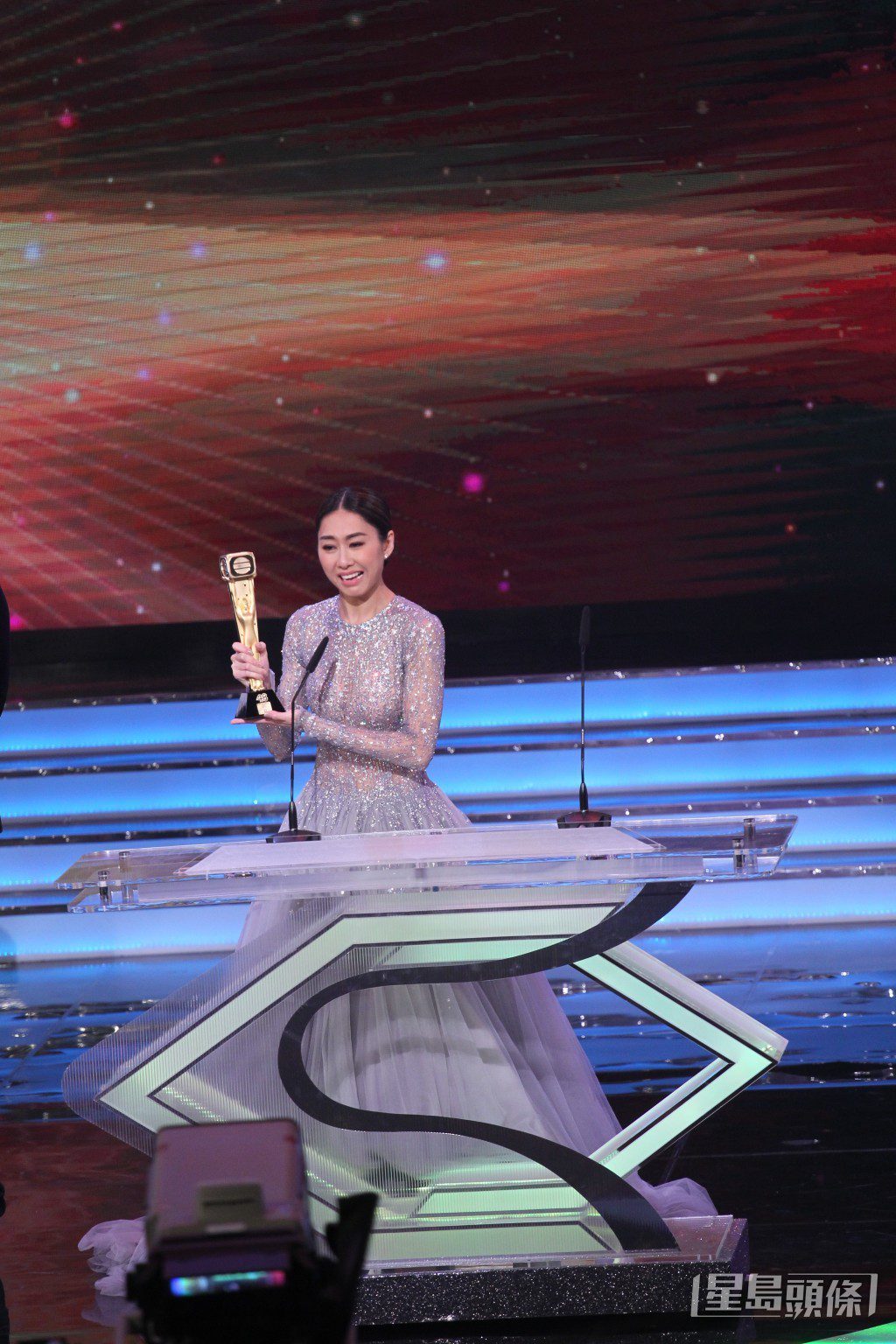 2015年，胡定欣憑《鬼同你OT》的女鬼「薑蓉」首奪TVB視后。