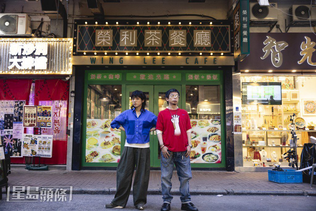 故事始於一宗餐廳出錯餐事件,導致兩人關係惡化,引發連串風波。