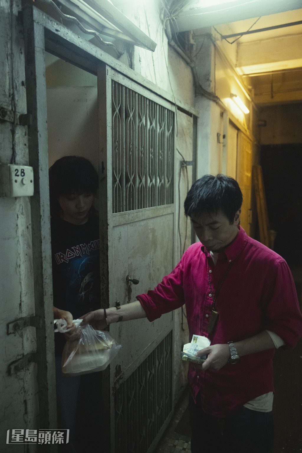 電影中,兩人因輕微的肢體碰撞爆發口角,甚至動武。