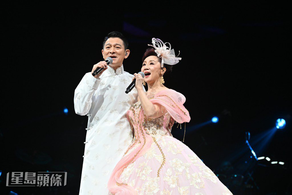 紅館演唱會上,嘉賓劉德華與張德蘭合唱《情義兩心堅》成為高潮。