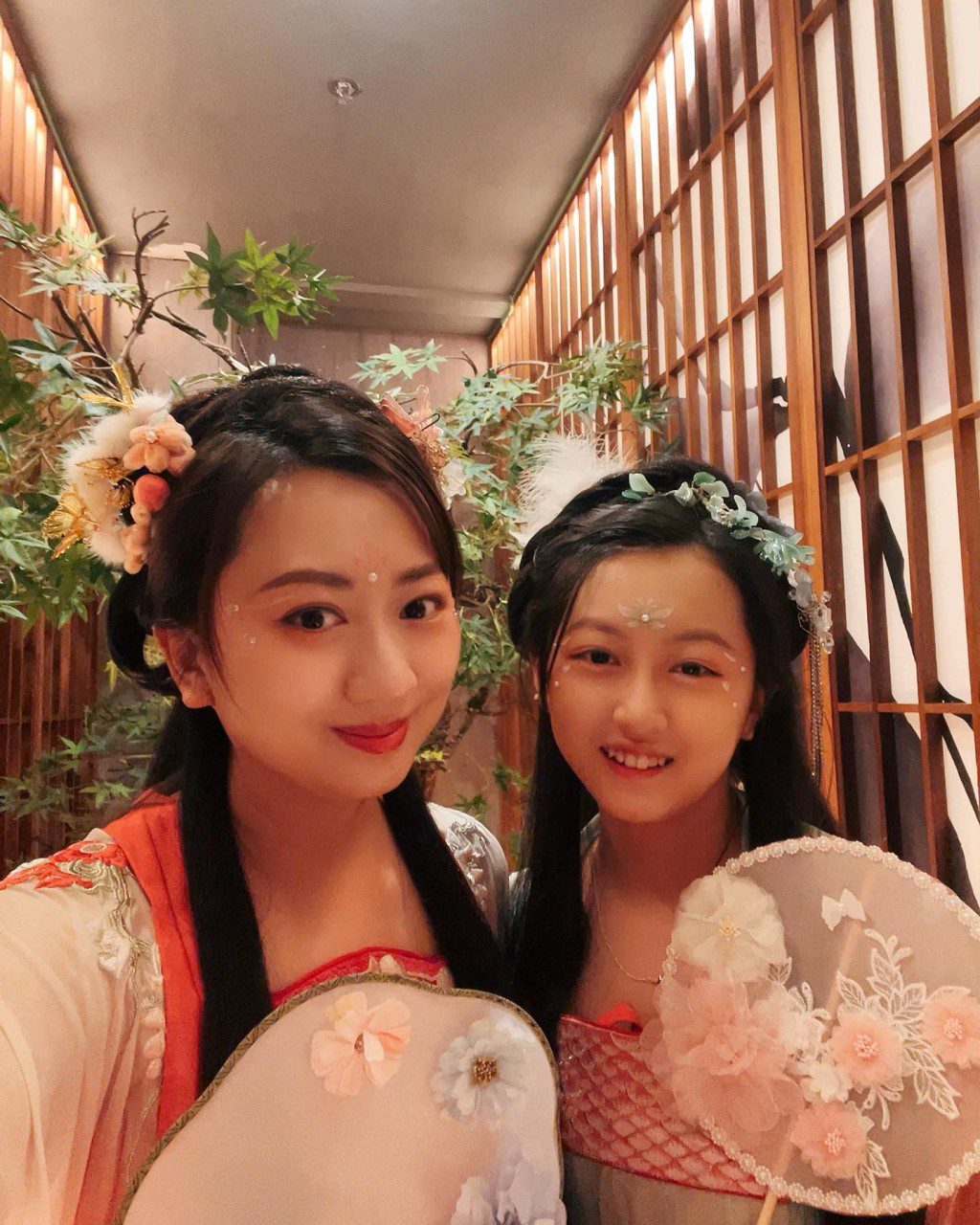 汪琳大女兒與母親樣貌極為相似,遺傳了良好基因。