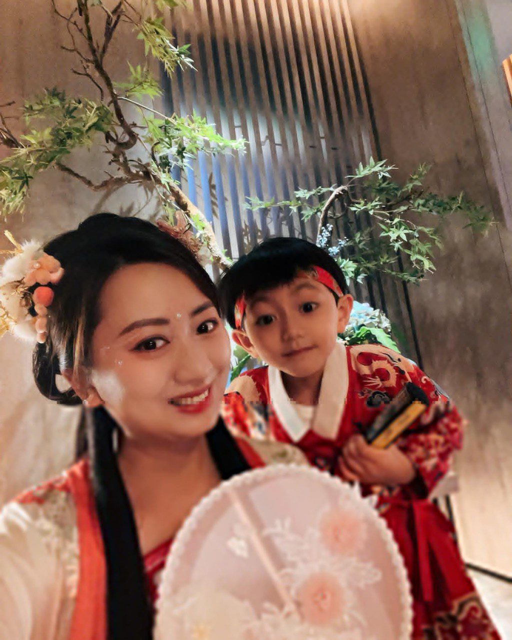 汪琳的幼子樣貌精靈,神情有母親的影子。