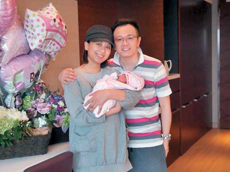 汪琳在2011年剖腹誕下女兒張梓彤。(東周刊圖片)