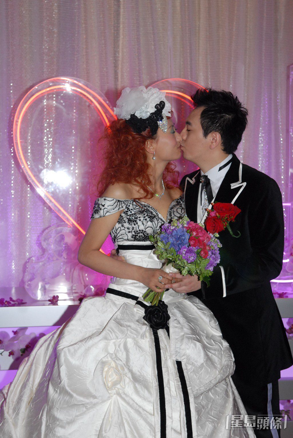 汪琳於2008年(左二)與拍拖五年的廣告業男友Joey共偕連理。