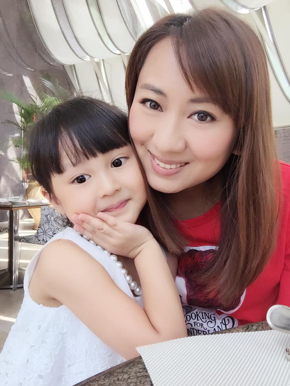汪琳的女兒從小就有一雙大眼睛。