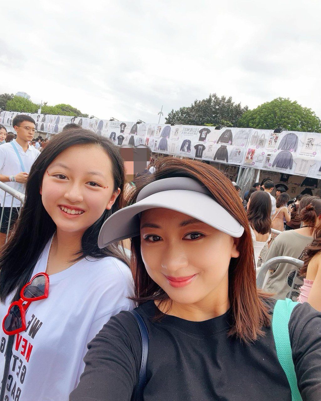 汪琳與女兒選購演唱會周邊產品。