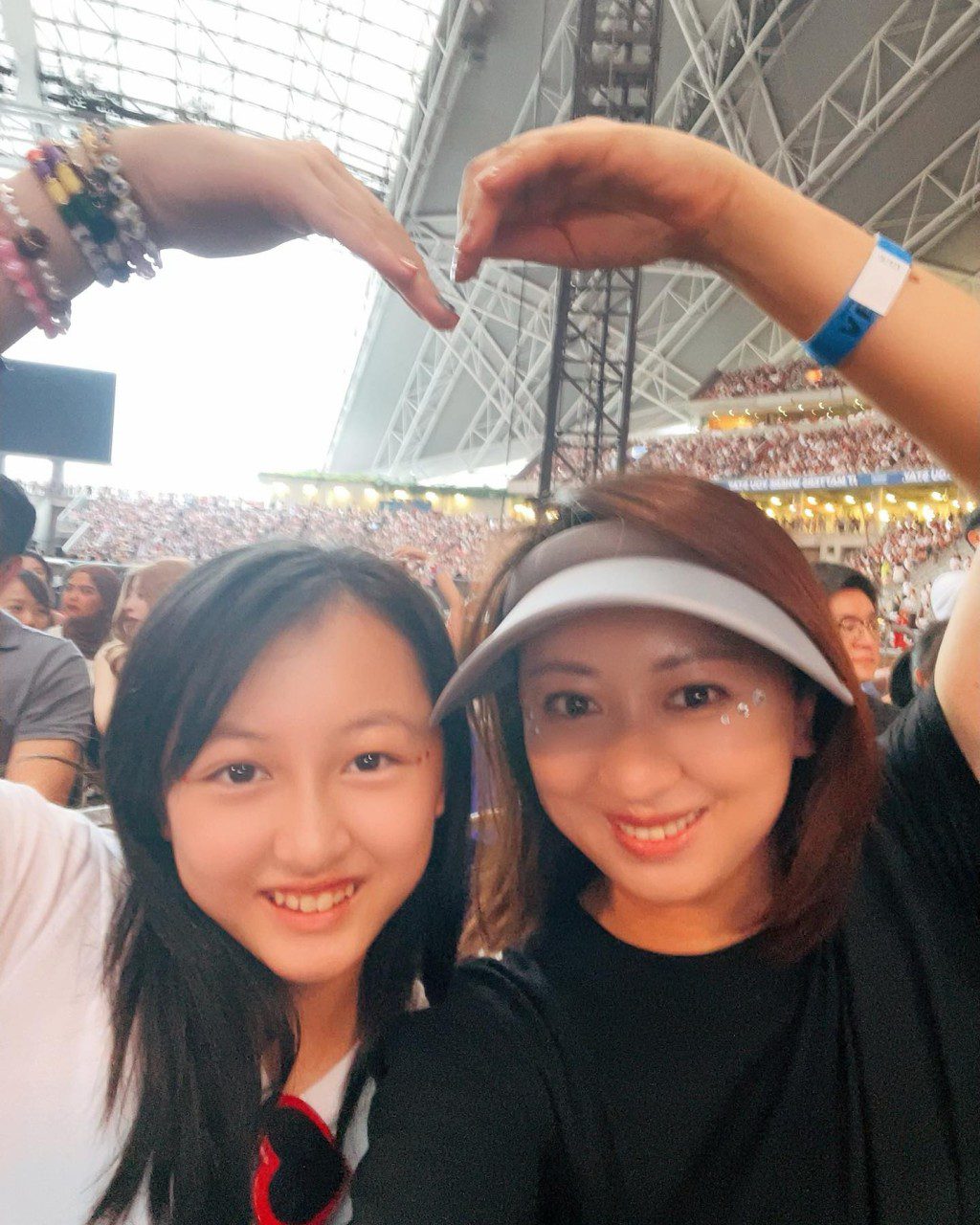 汪琳與女兒坐在演唱會的搖滾區。