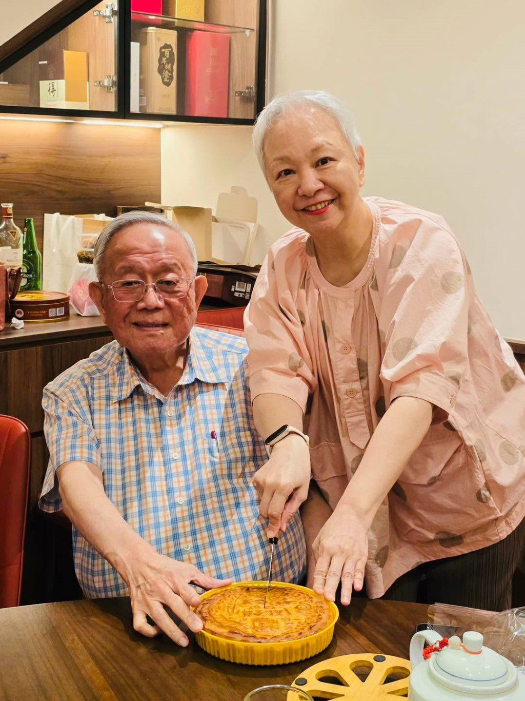 陳秋霞與丈夫鍾廷森一同慶祝結婚45周年。