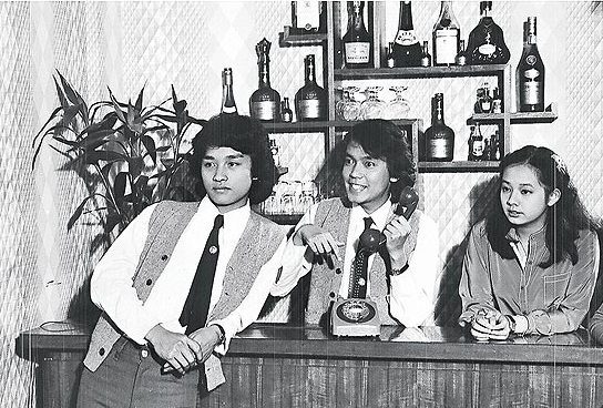 毛舜筠70年代與張國榮因合演港台劇《獅子山下:路》結緣,發展成情侶關係。