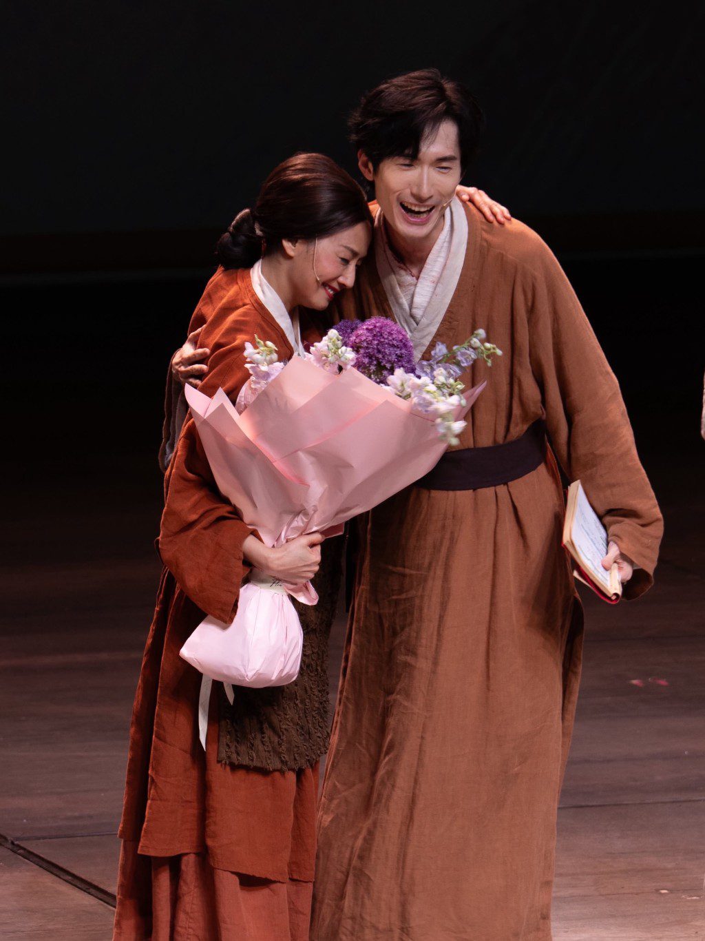 尾場演出,林日曦向毛舜筠送上花束,二人在台上相擁致謝。