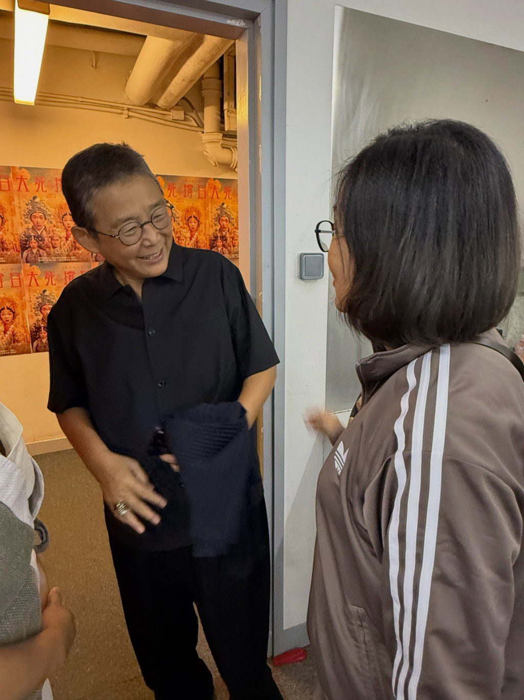 俞琤到後台探班,與汪明荃交談甚歡。